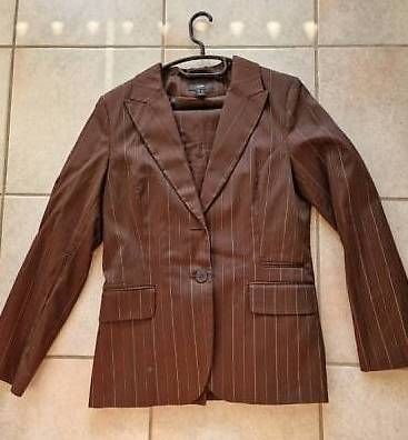 Tailleur femme brun à fines rayures
