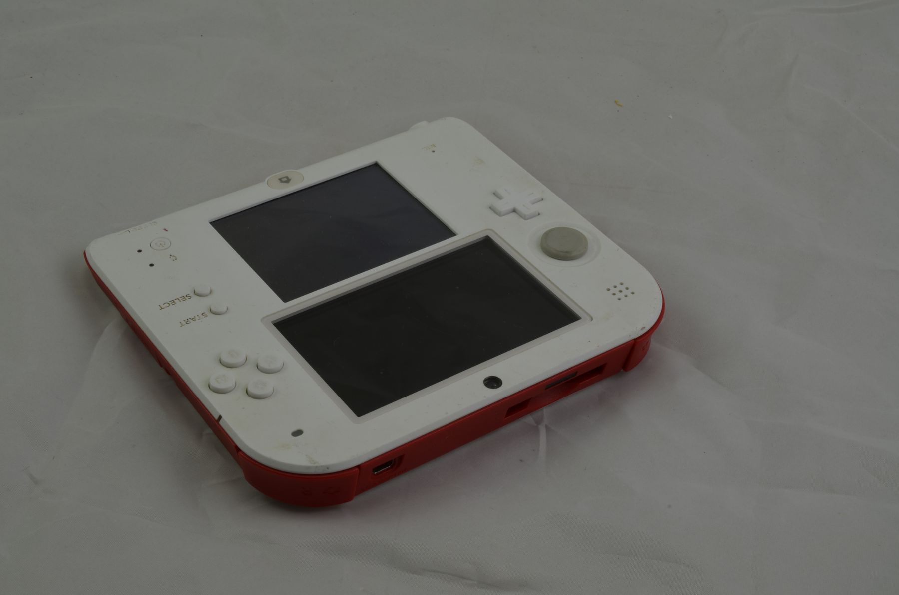 Jeux: Nintendo 2DS White & Red Konsole – D'occasion à Buchs AG par SellAndBuyX