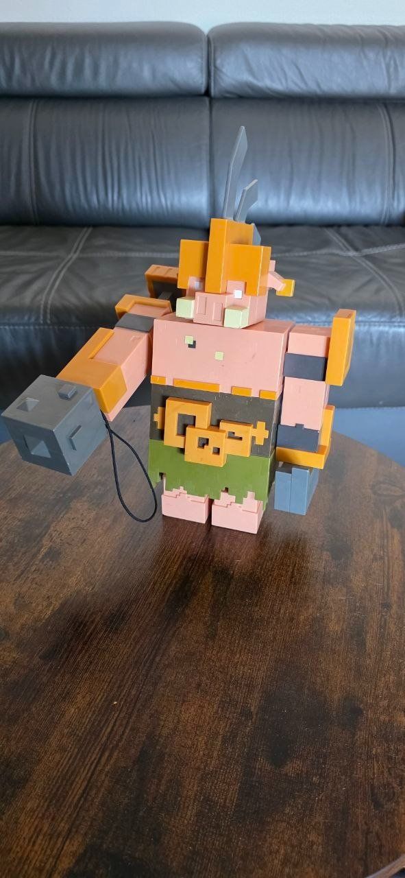 Spielzeuge: Grosse Minecraft Style Actionfigur / Spielfigur mit Keule – Gebraucht aus Berg TG von hel_njc5