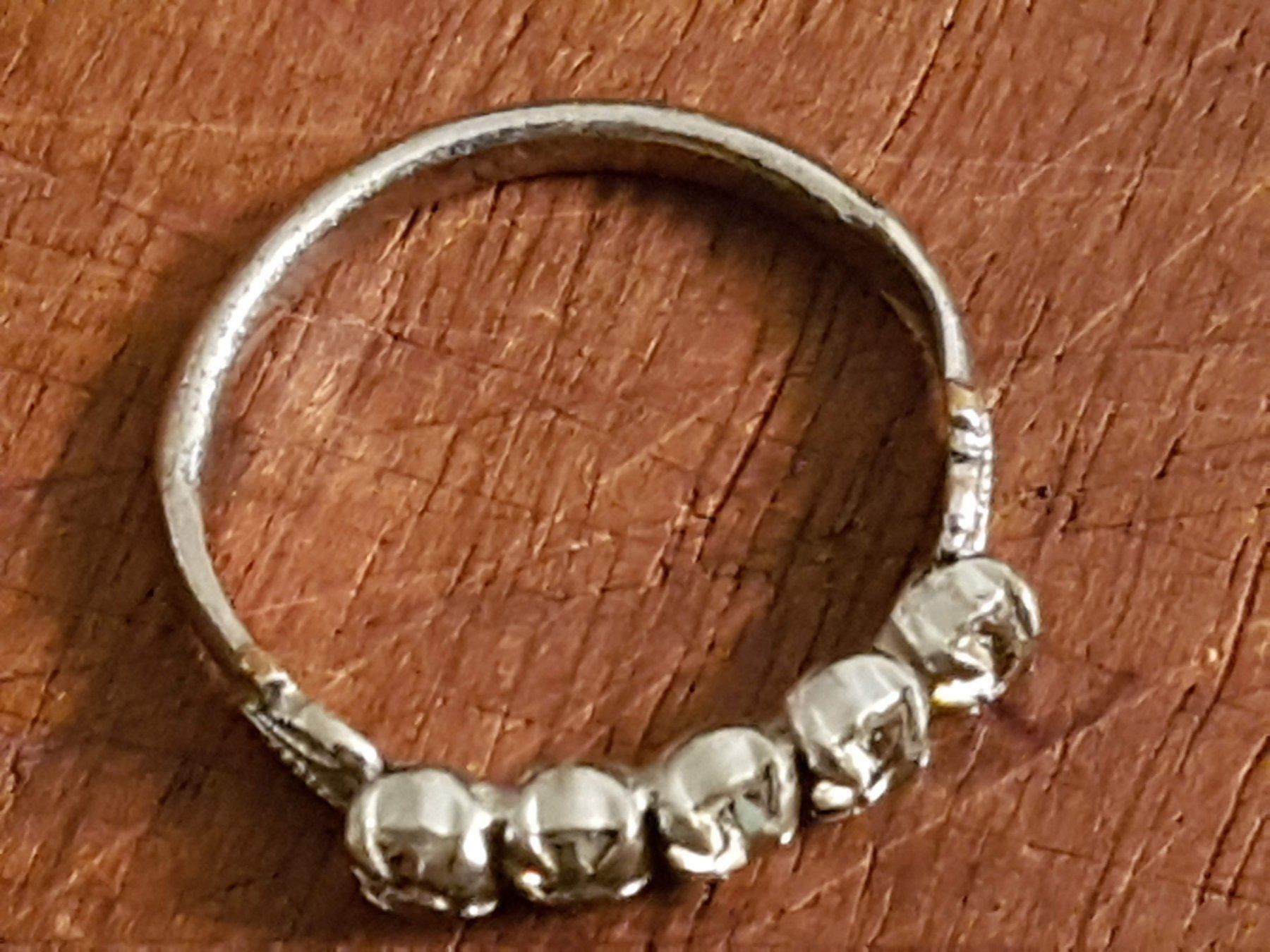 Anelli: Ring Modeschmuck mit 5 Steinchen silberfarben, antik wirkend – Usato da Ettingen venduto da Maranathatalitha 3
