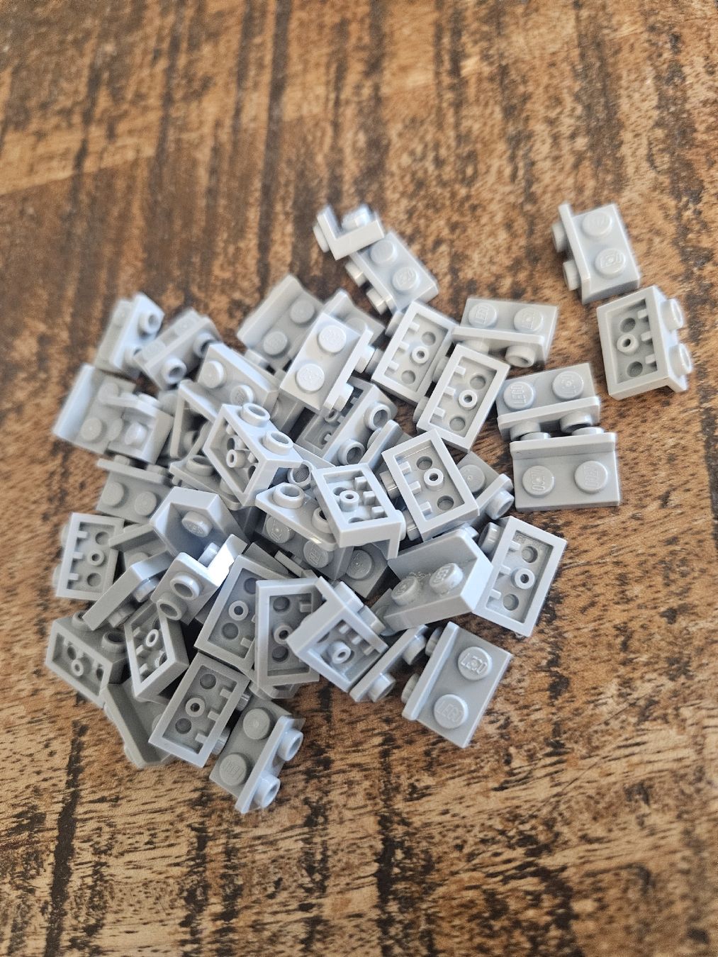 Lego Kit di costruzioni: lego 99780 lot de 50 pièces Light Bluish Gray Bracket – Usato da Confignon venduto da Ecrofigs 1