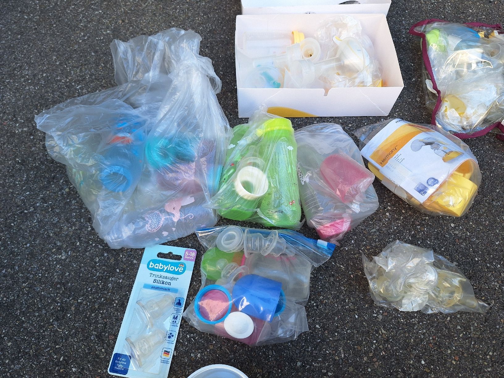 Medela Baby-Mahlzeiten: Stillpumpe inklusive viel Zubehör – Gebraucht aus Basel von Svidovic