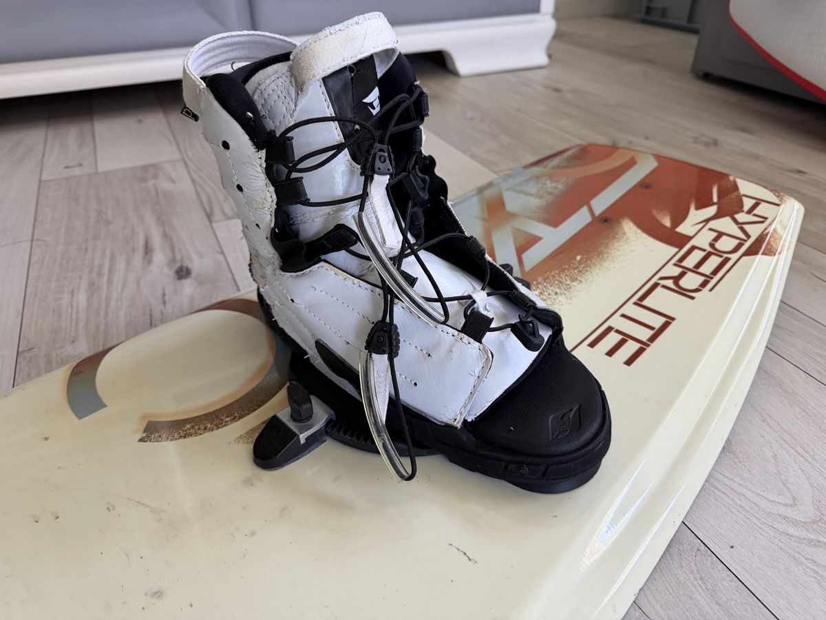 Hyperlite Tavole da surf e di nuoto: Hyperlite Wakeboard inkl. Bindung, Grösse 43-46 – Usato da Stein am Rhein venduto da bep2 2