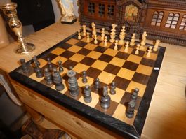 Schachbrett mit Holzfiguren, Winterabend-Beschäft...