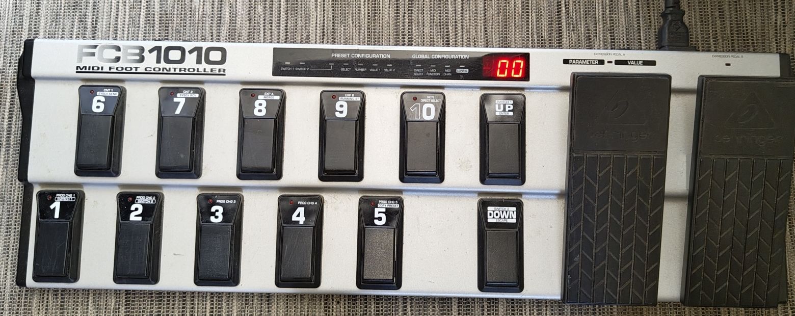 Behringer Musikinstrumente: Behringer FCB1010 MIDI Foot Controller – Gebraucht aus Villars-sur-Glâne von Ale_Banfi99