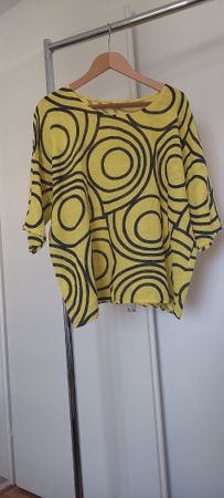 Neues gelbes Sommer-Shirt mit Muster one Size