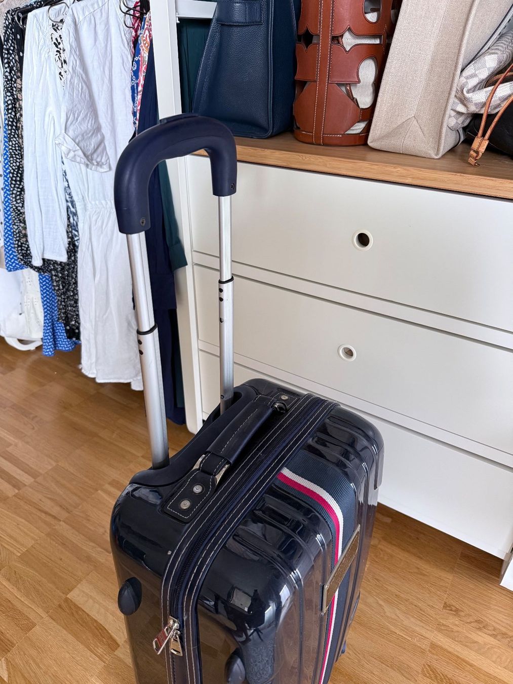 Valigie: Trolley Tommy Hilfiger dunkelblau mit Rollen gebraucht – Usato da Riehen venduto da Verkaufen21 5