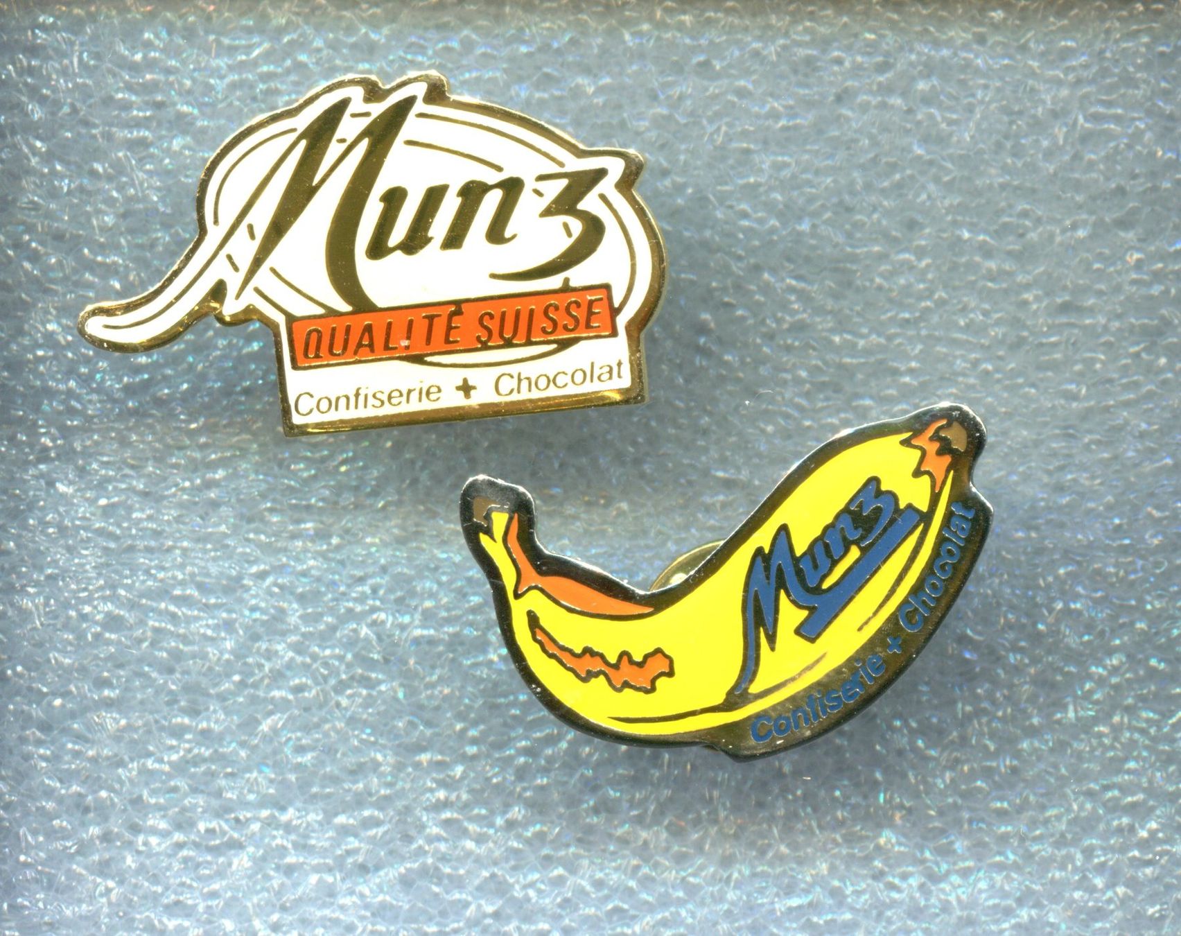 Placchette & Badge: 2 Pins  Munz  Schokolade – Usato da Winterthur venduto da Sammleroase