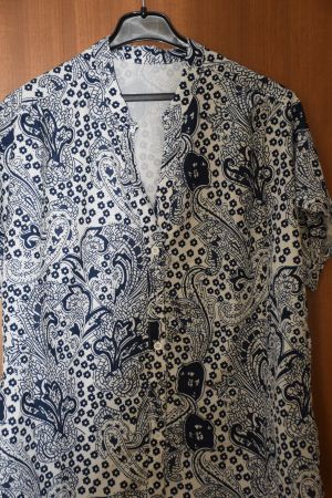 Sommerbluse, blau-weiss gemustert, Grösse XL