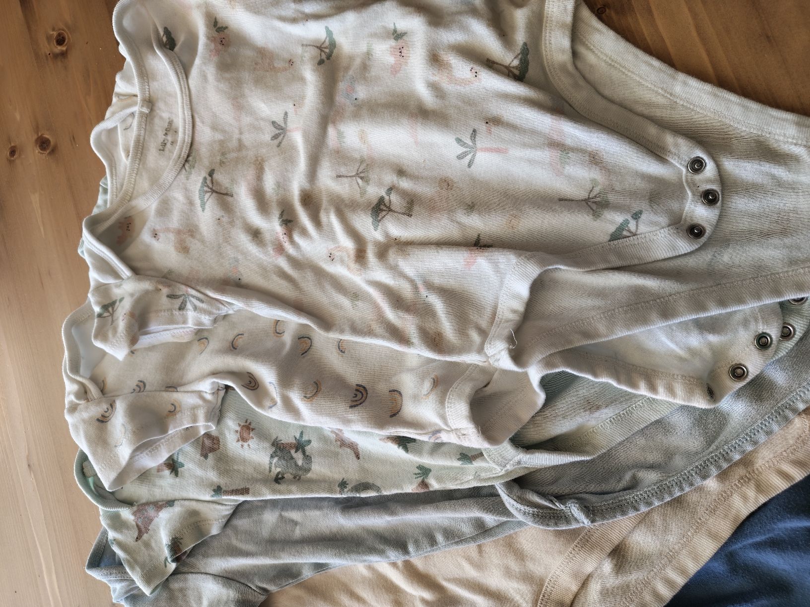 Lotti & Set di vestiti: 8 kurzarmbodys in 104 – Usato da Flawil venduto da minggeli83 2