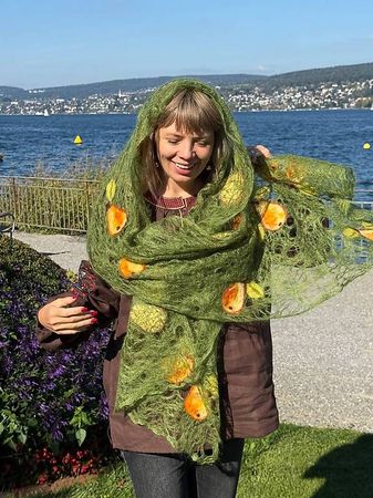 Grüner Mohairschal mit Birnen-Motiven