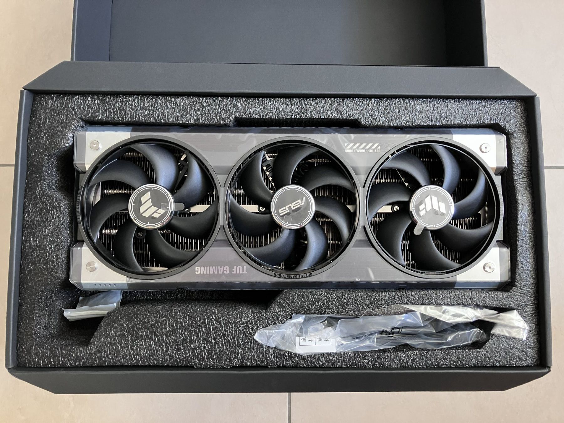 Asus Schede grafiche: 3 x ASUS RTX 5090 TUF OC + blocs EK-Quantum Vector³ – Nuovo e nell'imballaggio originale da Schübelbach venduto da jea_5h5k 2