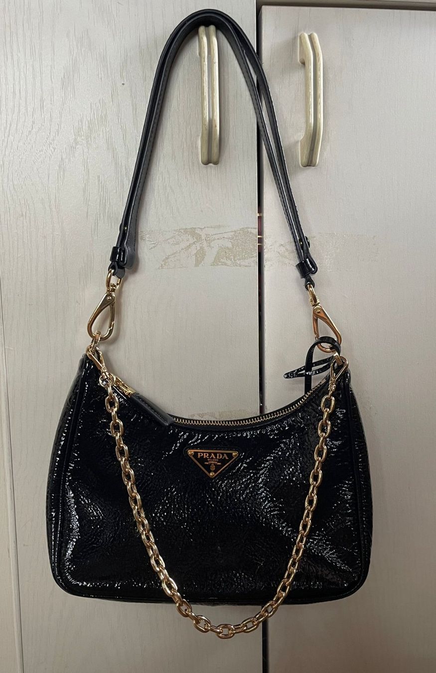 Prada Borse da donna: Prada Handtasche Lackleder Schwarz mit Goldkette – Usato da Hagendorn venduto da gtur94 1