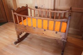 Très joli berceau d'ébéniste, d'époque