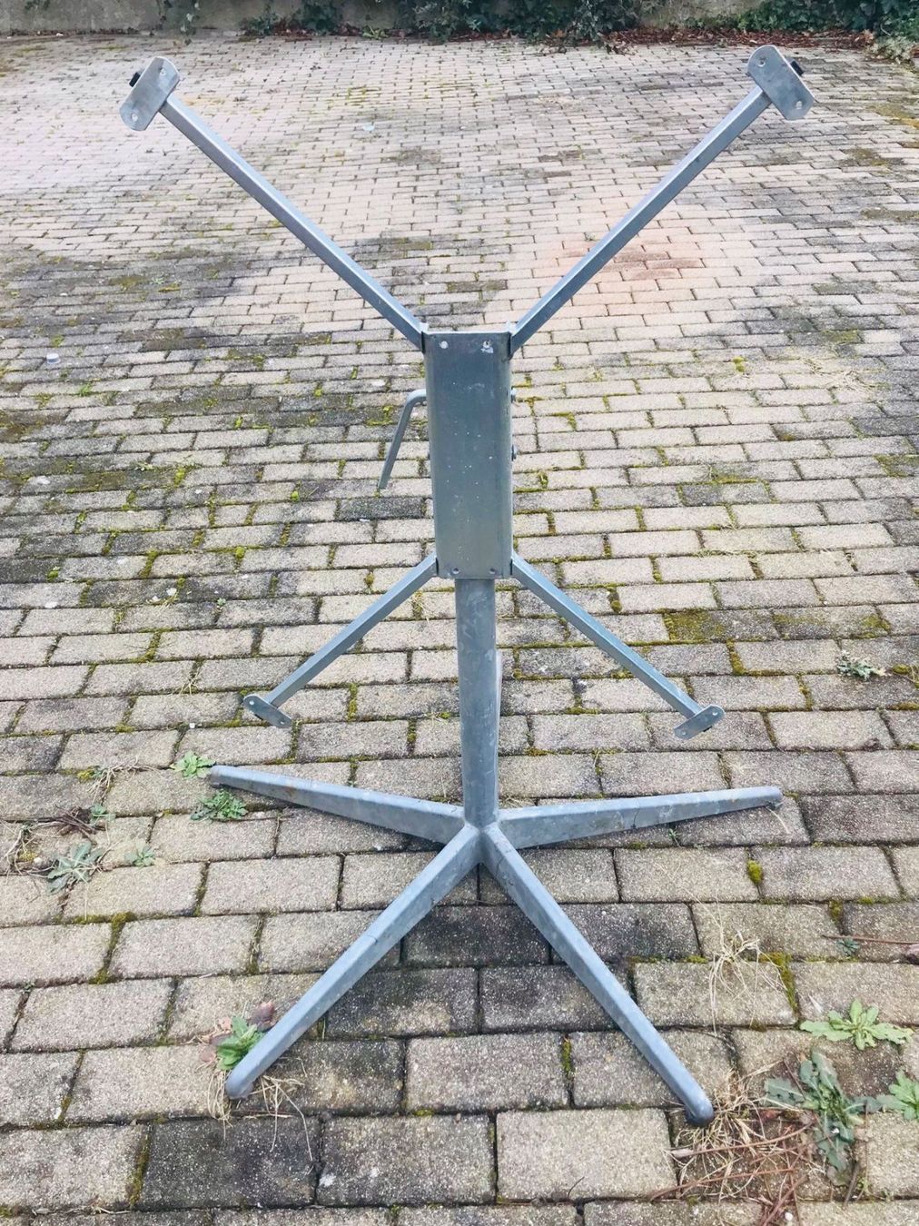 Altri mobili: 8 Metalltischfüsse – Usato da Buchs SG venduto da Handyman77 1