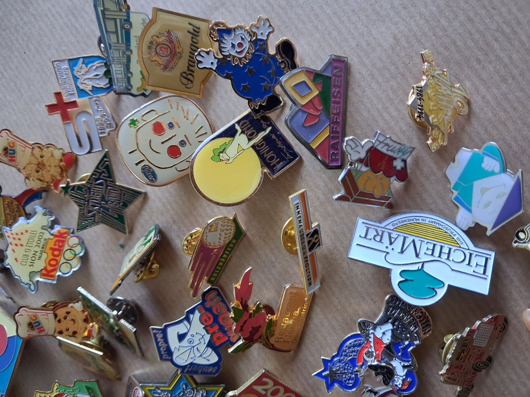 Placchette & Badge: c/ 100+ Pins mit Verschluss. Gemäss Bildern – Usato da Hagendorn venduto da siwasi3 7