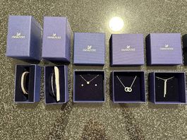 Divers bijoux certains de marques