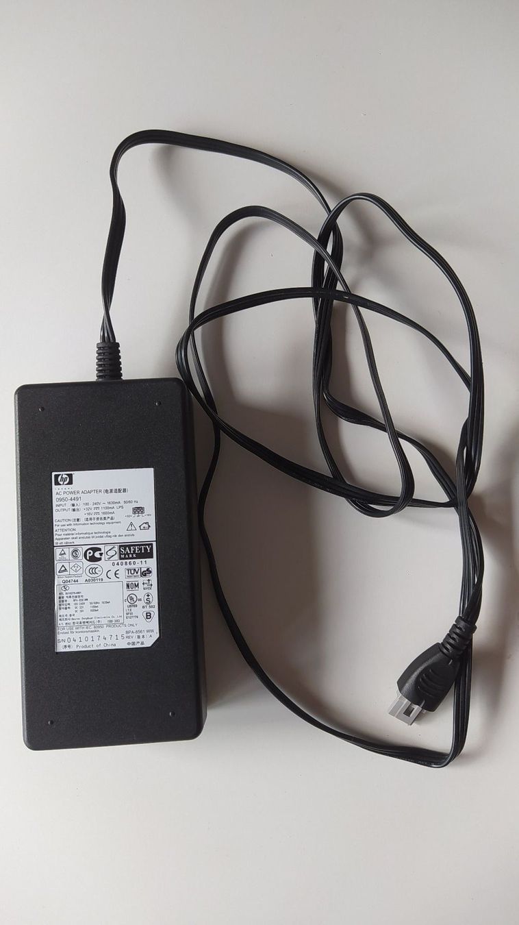 Hewlett Packard Caricabatterie: HP power adapter 0950-4491 – Usato da Bassins venduto da mazette13