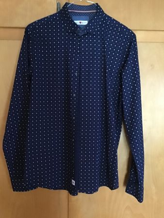 Neuwertiges Herrenhemd, Grösse M, Dunkelblau mit Muster