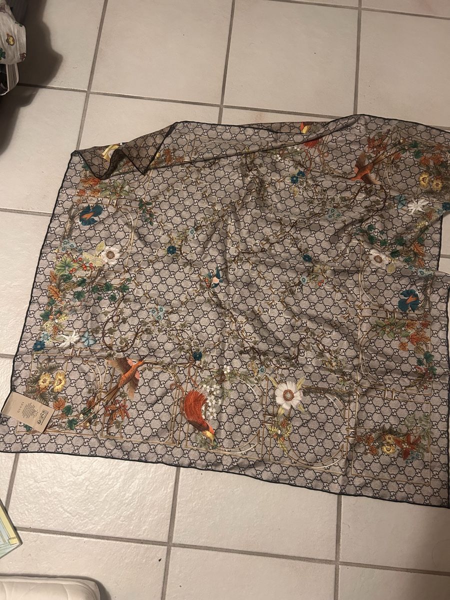 Gucci Foulard & Sciarpe: Gucci Seidentuch mit Blumenmuster, neu! – Nuovo (secondo la descrizione) da Zürich venduto da Elizabeth_2652 1