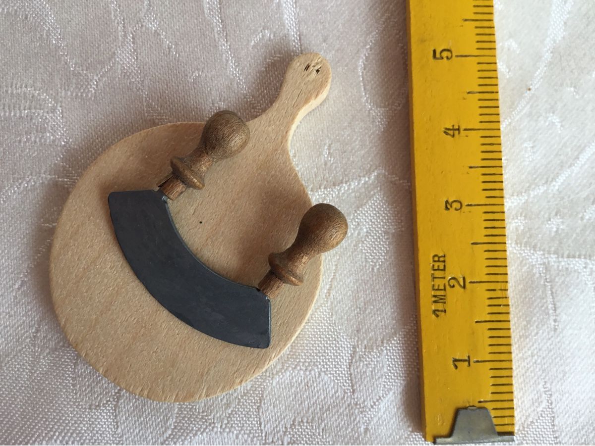 Spielzeuge: Älteres Puppenküchen Brett mit Wiegemesser – Gebraucht aus St. Gallen von chamilla 2