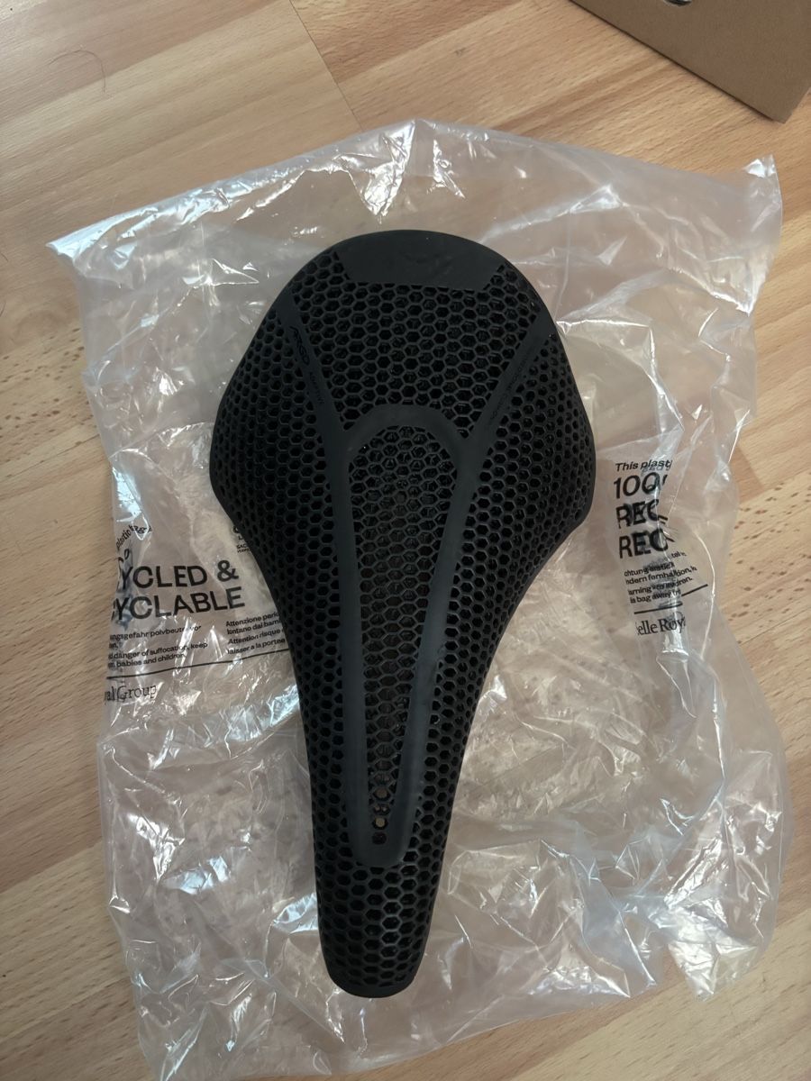 Fizik Pezzi di ricambio: FIZIK Argo Adaptive Vento 00 saddle Black 150 mm. – Nuovo (secondo la descrizione) da Bassecourt venduto da arn_cgl2