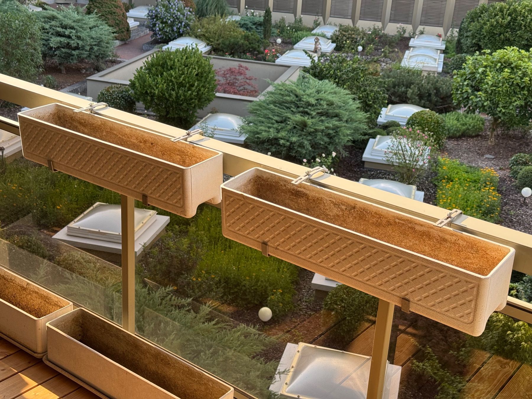Eternit Pots de fleurs: 2 Stück Eternit Planzenttröge mit Bemusterung – D'occasion à Zürich par PhilippeMueller 2