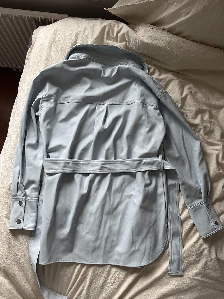 Giacche: Trendige, hellblaue Kunstleder Bluse mit Gürtel – Nuovo (secondo la descrizione) da Romanshorn venduto da Luette19 1