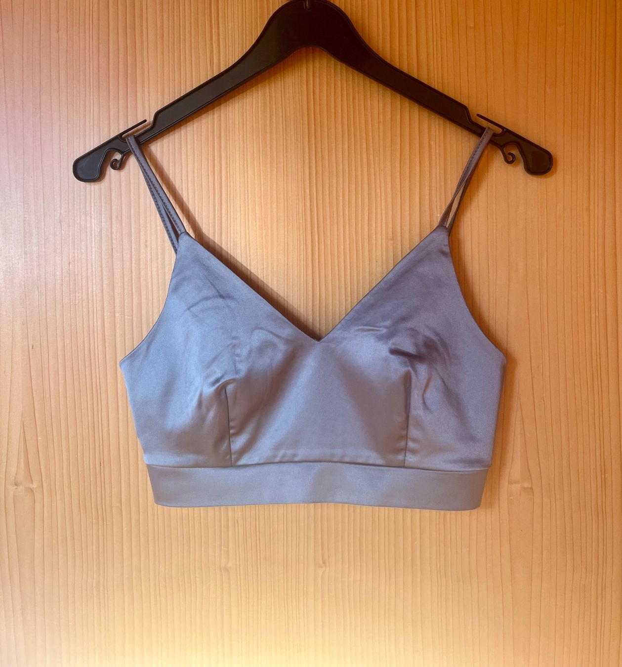 Top: Crop top gris argenté – Nuovo (secondo la descrizione) da Ardon venduto da chl_j2df