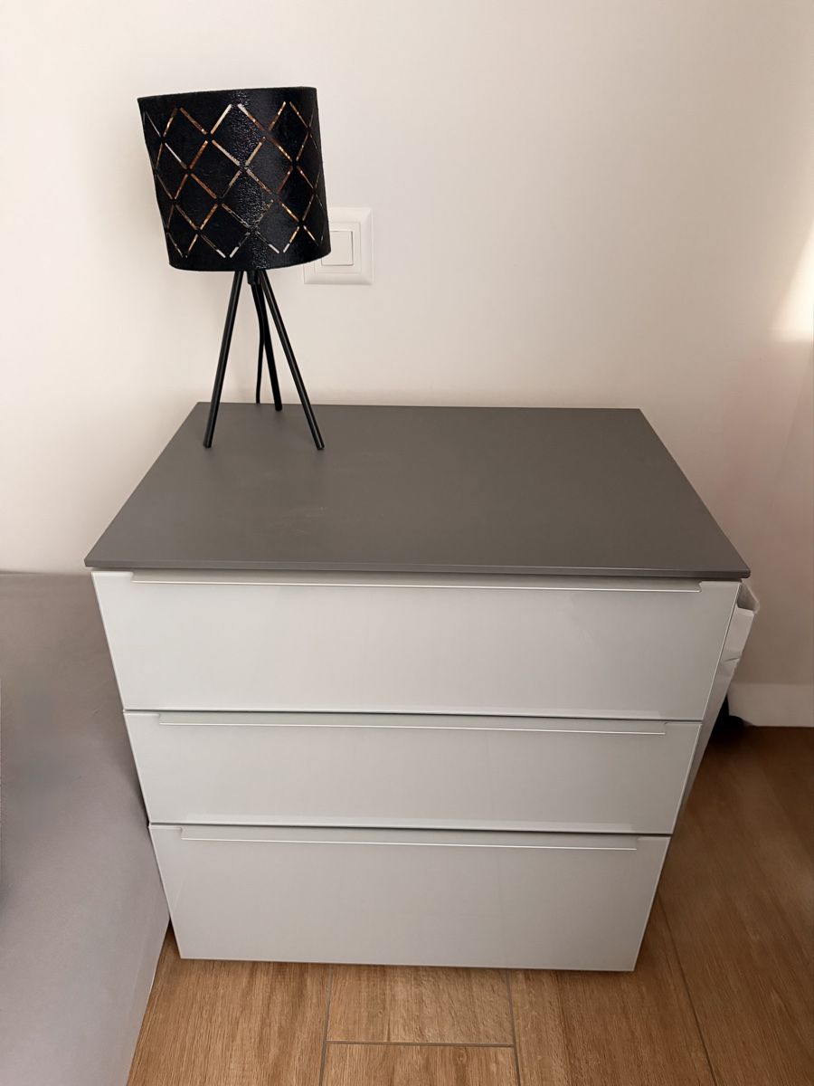Tables de nuit: Nachttische Konsolen Vulkan Glasfront Hellgrau, Soft-close – D'occasion à Landschlacht par robindo1 1