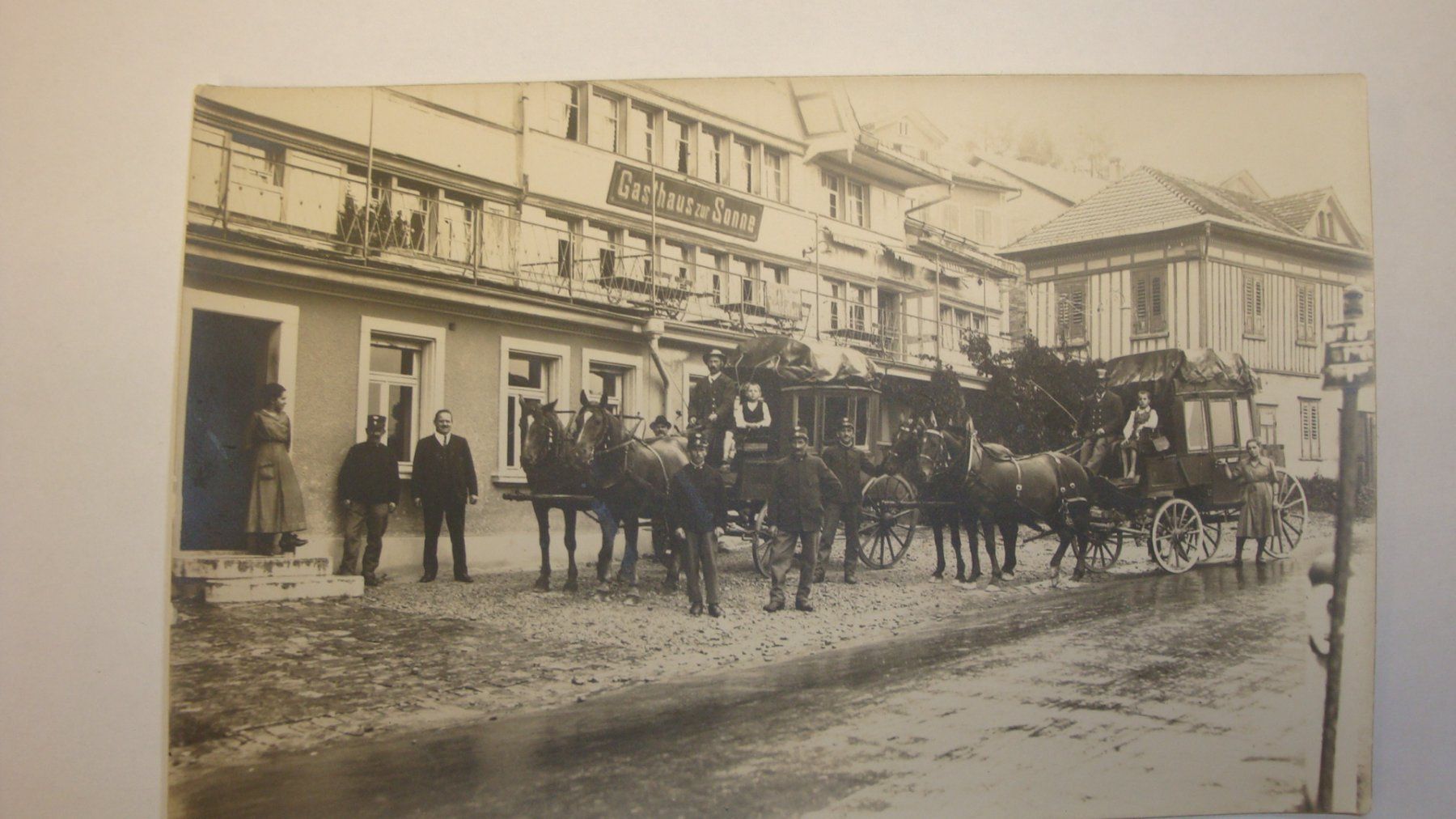 Cartoline postali: AK, vor Rest. Sonne, mit Postkutschen und Personal – Usato da Schönengrund venduto da cola04 1