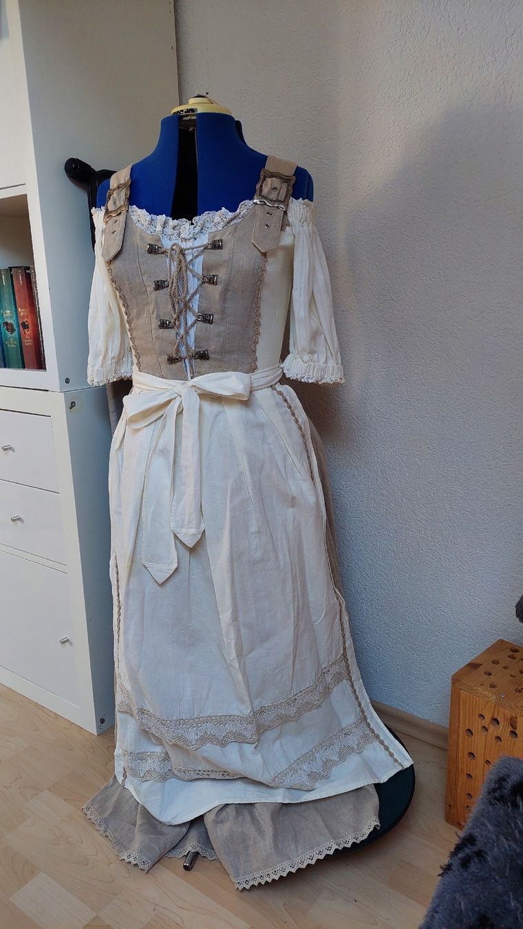 Vestiti: Dirndl – Usato da Arch venduto da Debi24