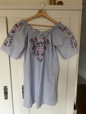 Sommerliches Off-Shoulder Kleid mit Blumenstickerei, Gr. S/M