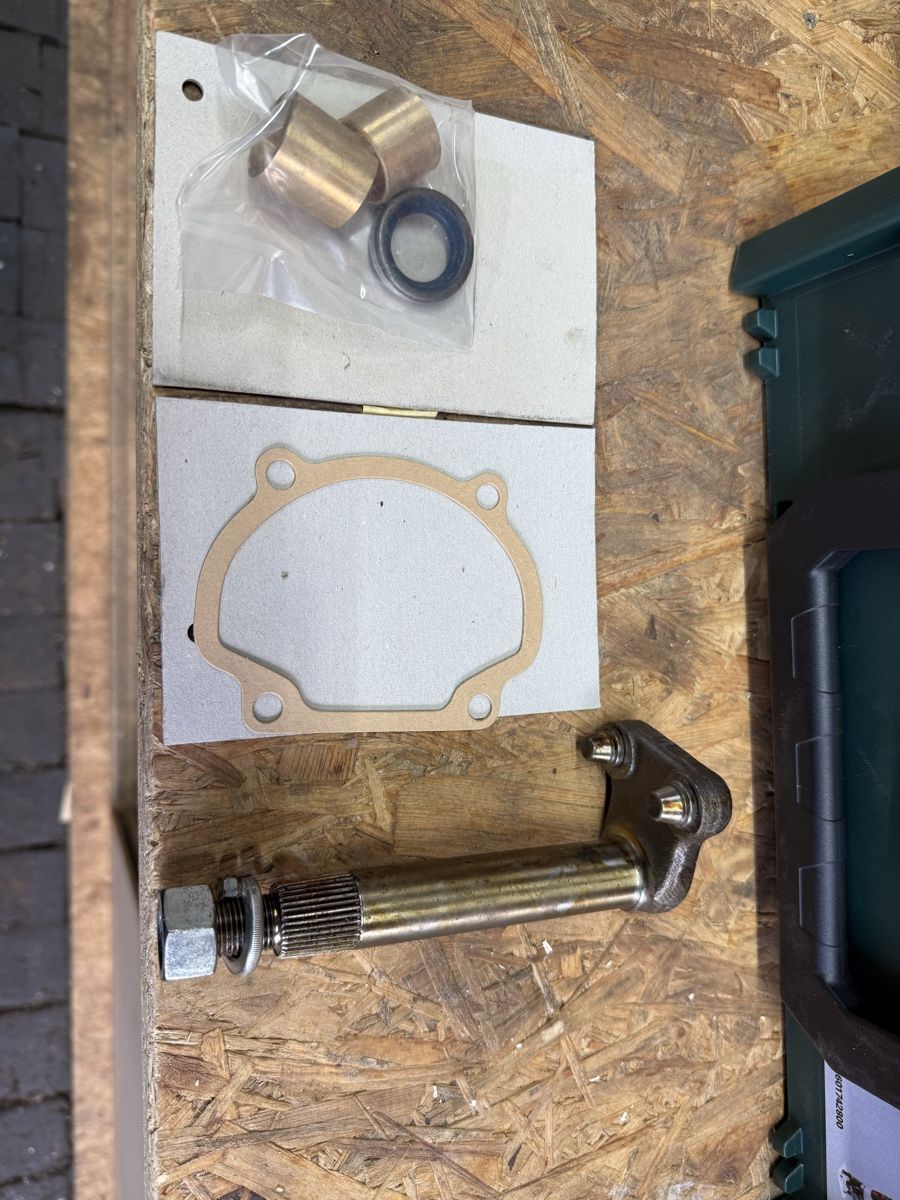 Tutti pezzi di ricambio auto: Lenkstock Jeep Willys  – Nuovo e nell'imballaggio originale da Bennwil venduto da Ford5600t