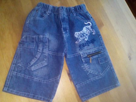 Neue coole  kurze Kinderjeans  98/104 für 8.--Fr