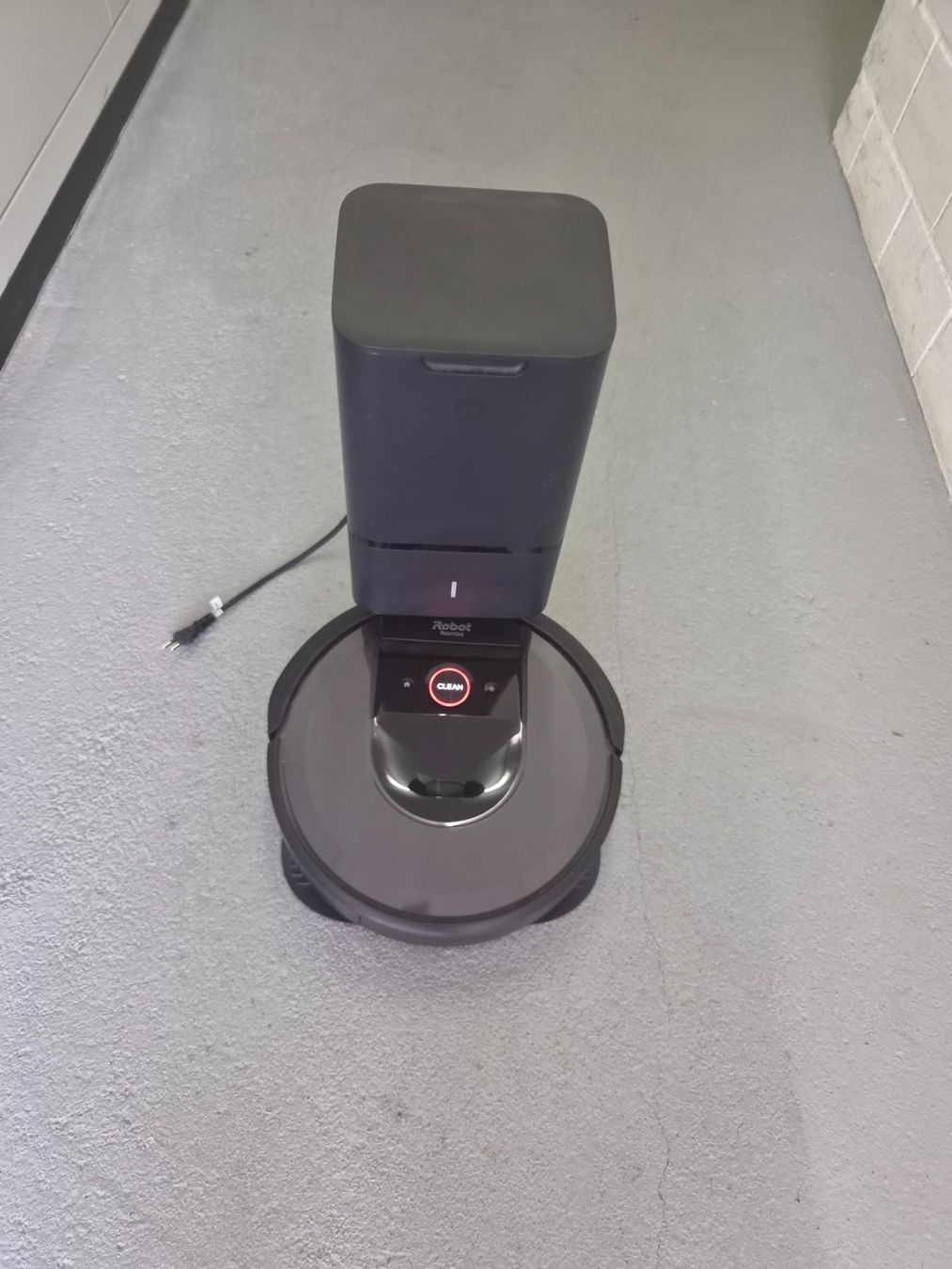 Irobot Staubsauger & Zubehör: iRobot Roomba i7 Saugroboter mit Ladestation defekt – Defekt aus Domat Ems von tchnesa 1