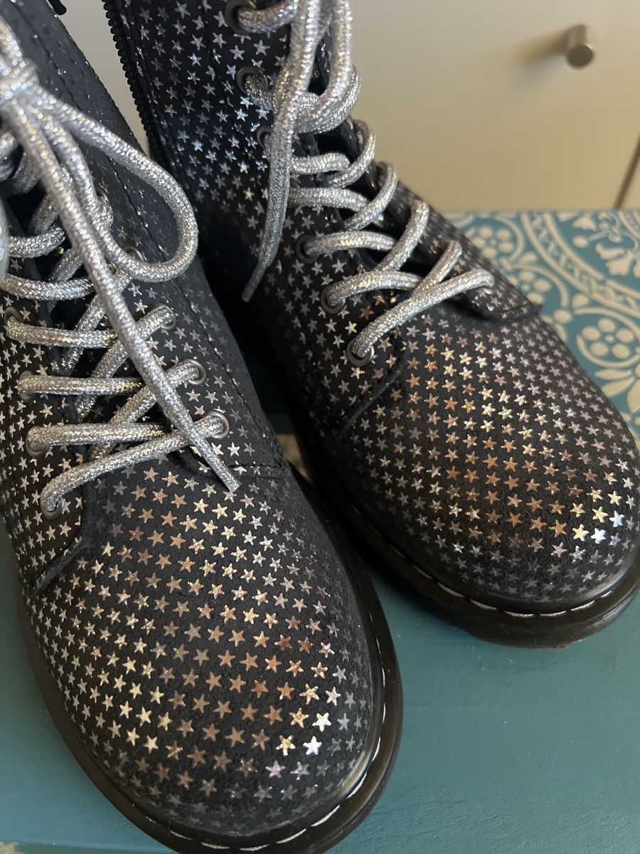 Dr. Martens Scarpe per ragazze: Dr. Martens Pascal Gr. 33 Sterne Boots Stiefel – Nuovo e nell'imballaggio originale da Wolfwil venduto da Vessie 1