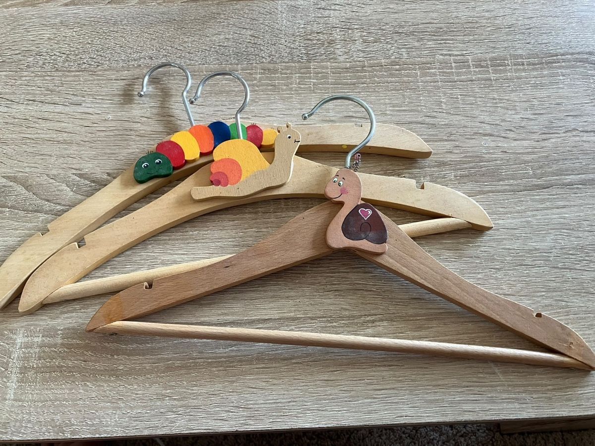 Cintres: Kinder Kleiderbügel Holz  – D'occasion à Zufikon par tam_gfx6