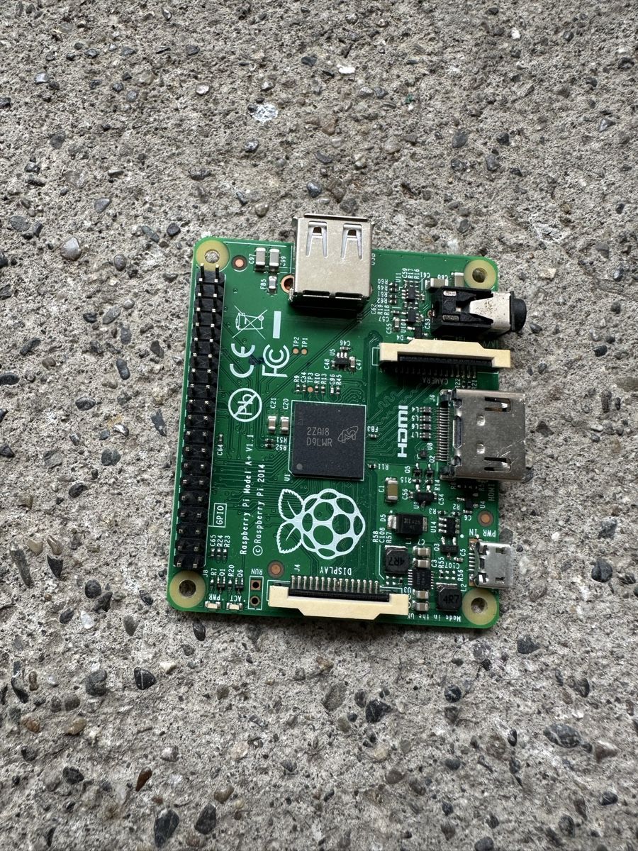 Raspberry Pi PCs: 4x Raspberry Pi Model A+ mit 4x Kamera Modul gebraucht – Gebraucht aus Dottikon von chline.rote.traktor 1