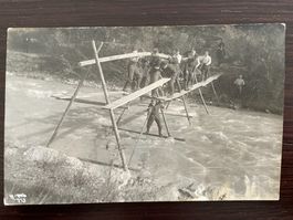 MILITÄR / SOLDATEN Brückenbau über Fluss