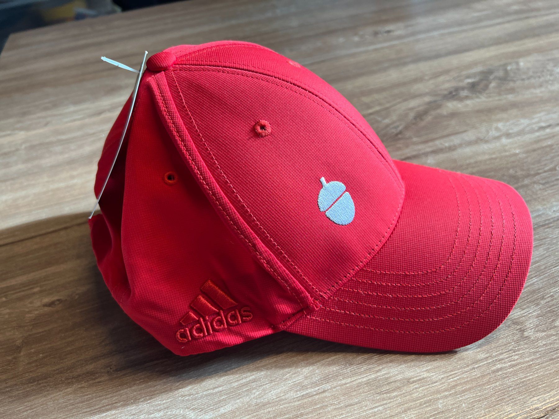 Adidas Copricapi, berretti & cappellini: Baseball Cap Adidas esmüllert rot – Nuovo e nell'imballaggio originale da Oberbüren venduto da Swictch 1