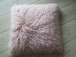 flauschiges Krausfell Kunstfellkissen von Jelmoli