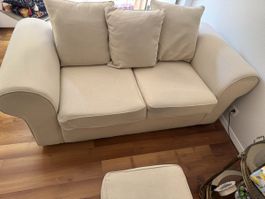 Sofa für 2 Personen und ein Hocker. Sofa 1.85 m breit.