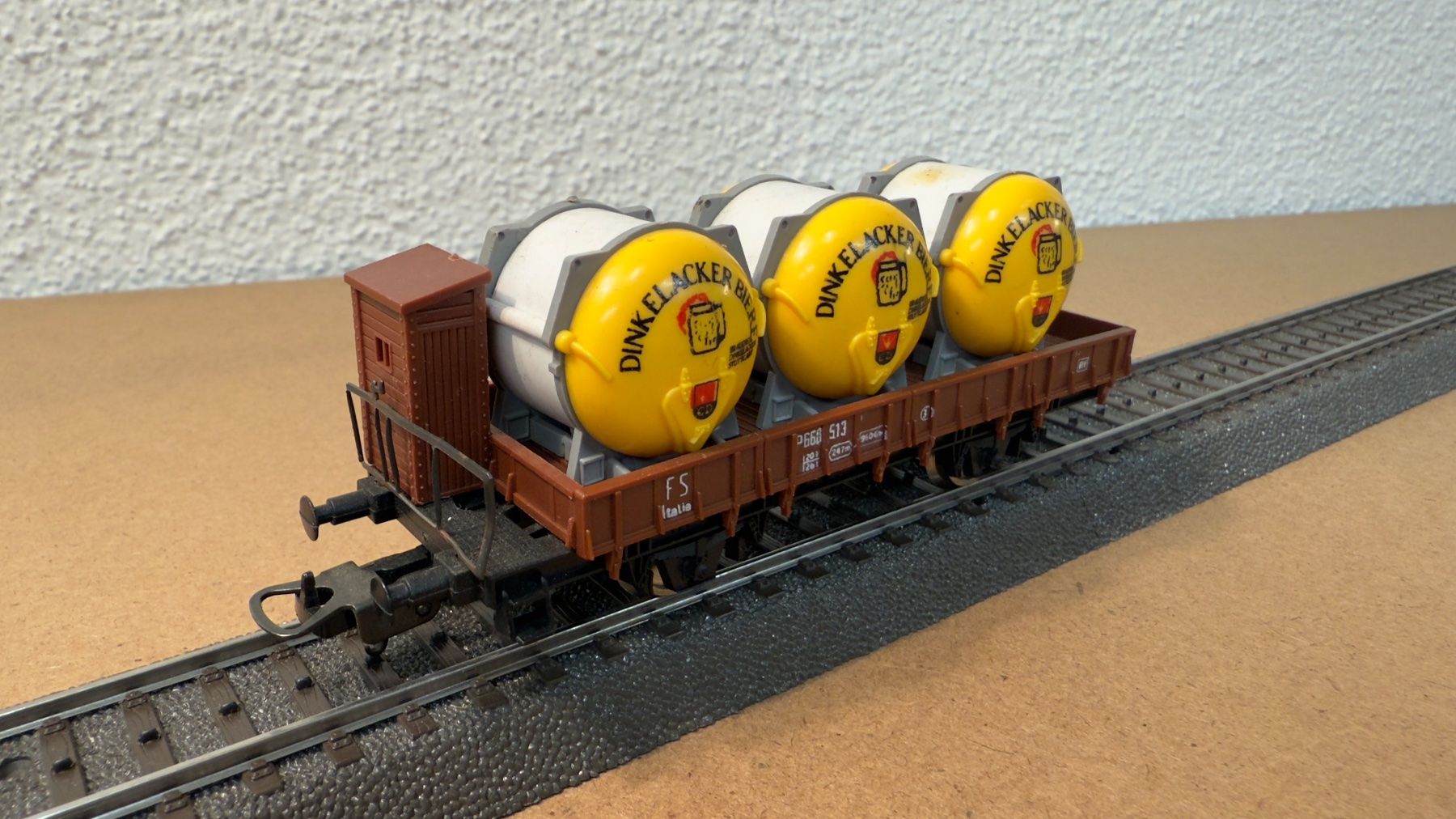 Lima Modellini di ferrovie: Lima H0 Bierwagen mit Dinkelacker Bier Fässer H0 / DC – Usato da Schlieren venduto da rat_lq6b 3