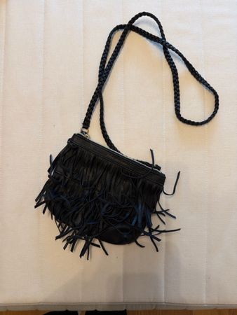 Sac bandoulière noir frangé en cuir, parfait pour l'été