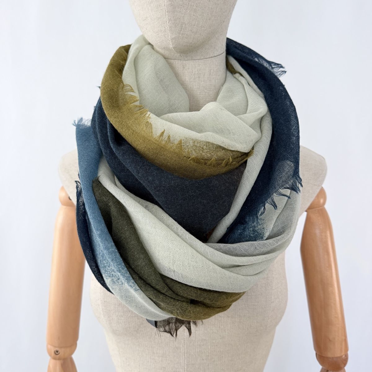 Oska Foulard & Sciarpe: OSKA Large Wool Scarf – Nuovo (secondo la descrizione) da Freienbach venduto da Avviivva_Shop 1