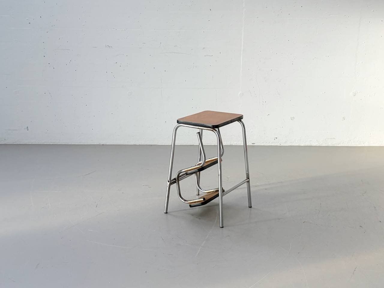 Hocker: Kelko Tritthocker mit braunem Kunstleder & Chromgestell – Gebraucht aus Zürich von LeMoege 2