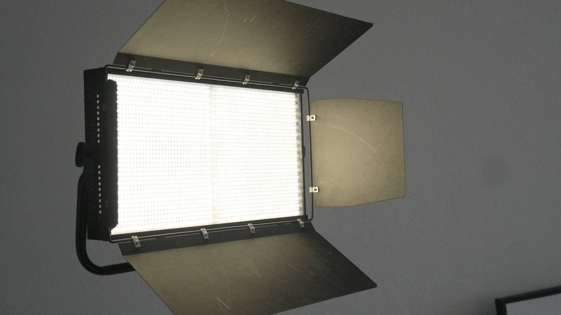 Lampen: Professionelle LED Flächenleuchte mit Flügeltoren – Gebraucht aus Zürich von HalsundbeinbruchFilm
