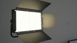 Professionelle LED Flächenleuchte mit Flügeltoren