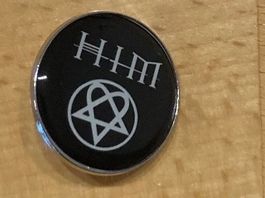 HIM Pin Anstecker Punk Rock Metal Pop